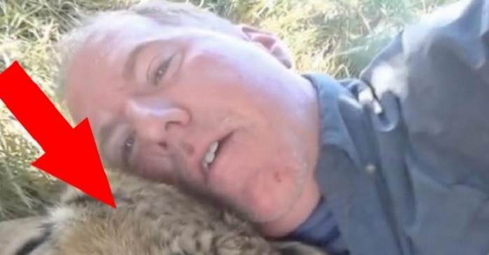 Mannen lägger sig för att sova under ett träd. Men när han vaknar blir han chockad över vem han har vid sin sida!