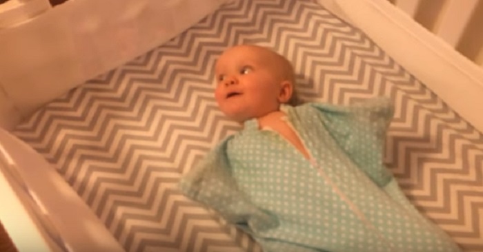 Hur barnet reagera när hon får träffa familjens katt för första gången är fantastiskt!