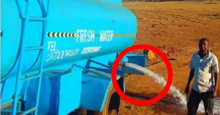 Mannen kör runt med 11 000 liter vatten varje dag. Anledningen kommer garanterat att värma ditt hjärta!